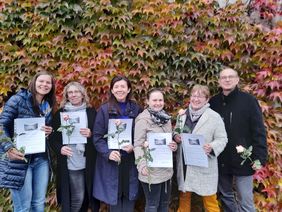 Fünf Frauen aus Bingen und Umgebung werden ab sofort das Team des Malteser Hospizdienstes St. Hildegard verstärken. Kursleiter Bernhard Nitsch (r.) hat sie während des Kurses intensiv begleitet (alle Personen auf dem Foto sind geimpft oder/und genesen). Foto: Malteser